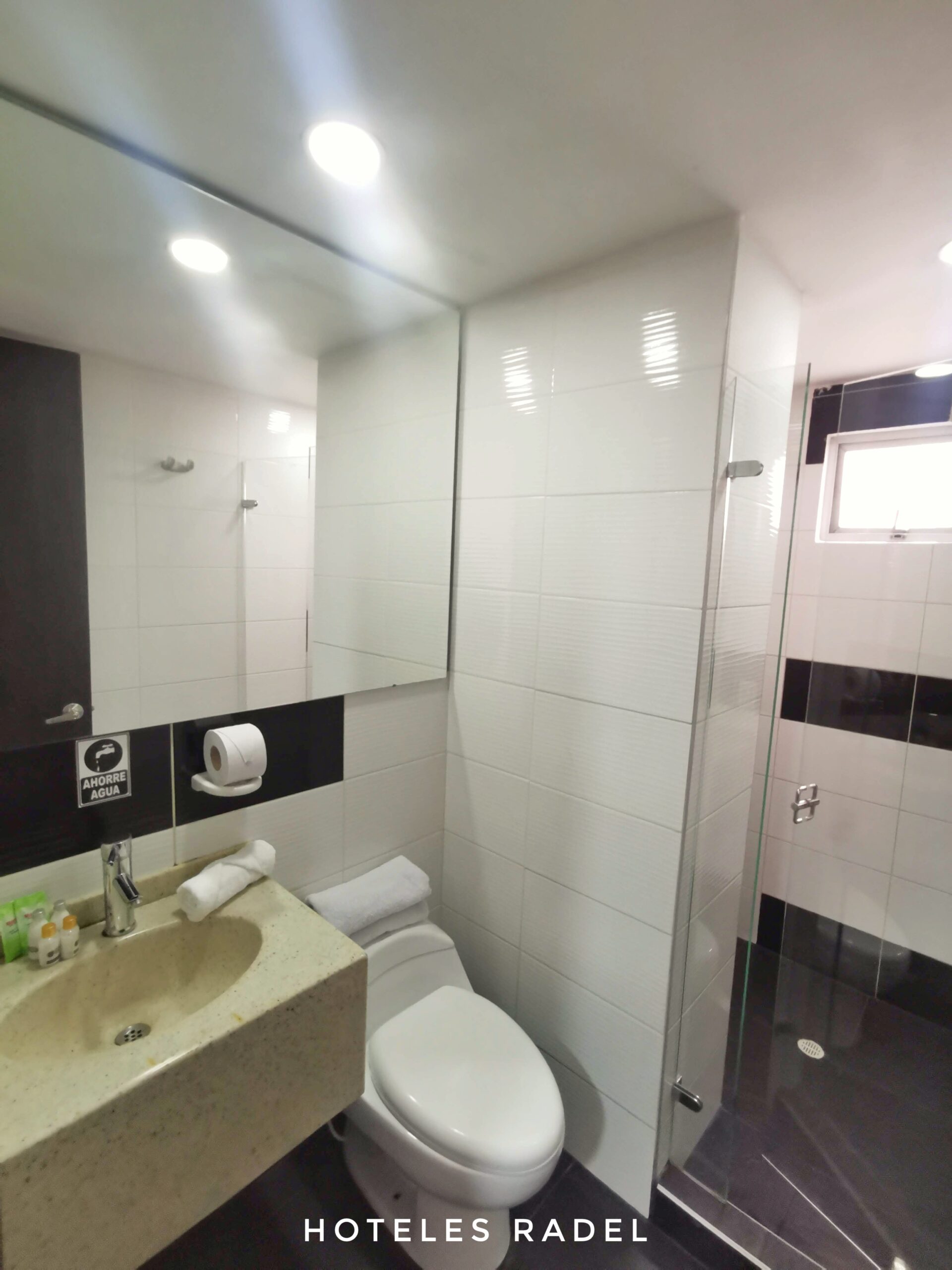 Baño con ducha — Hotel Radel Superior