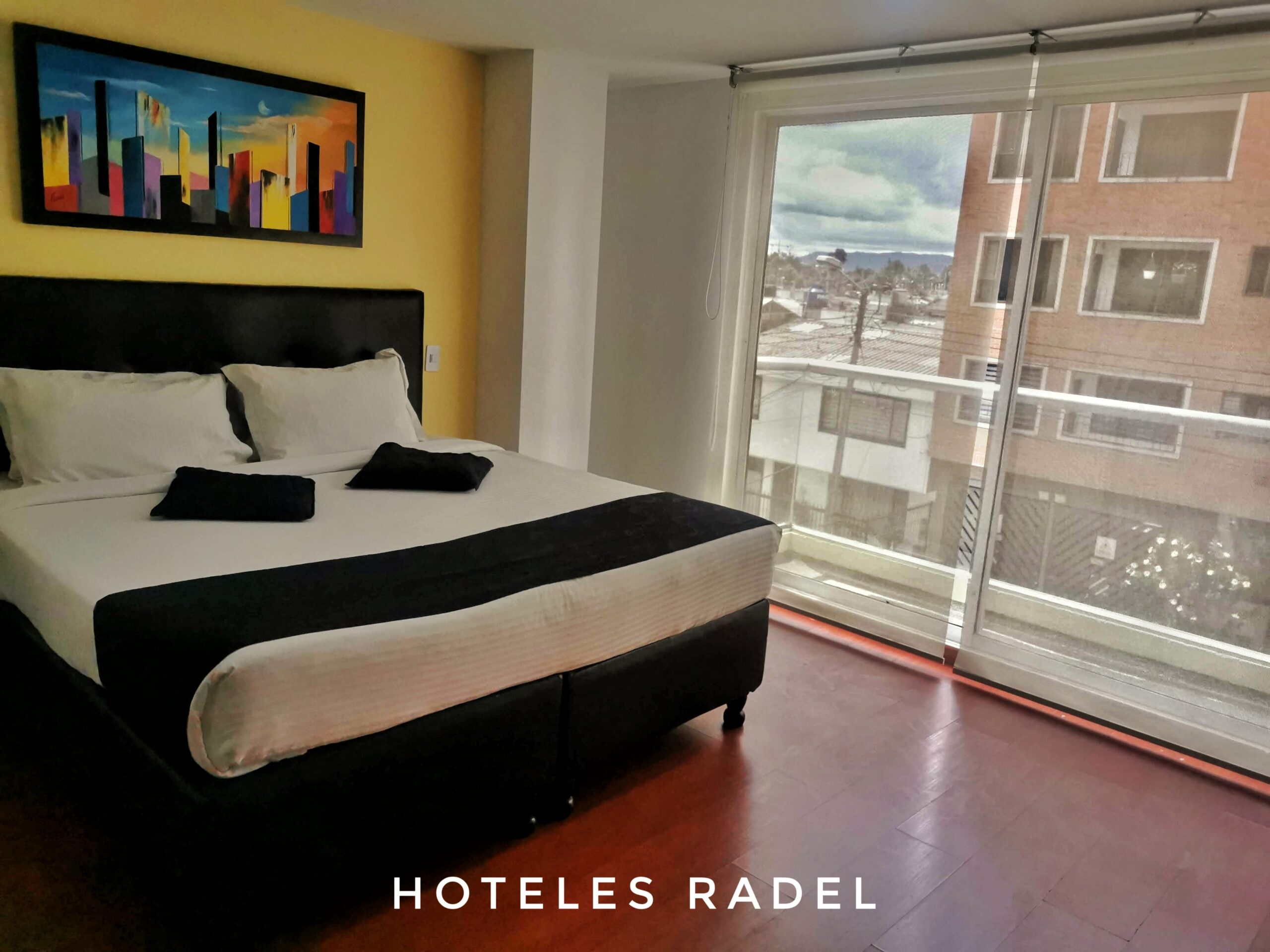 Cama King con balcón — Hotel Radel Superior