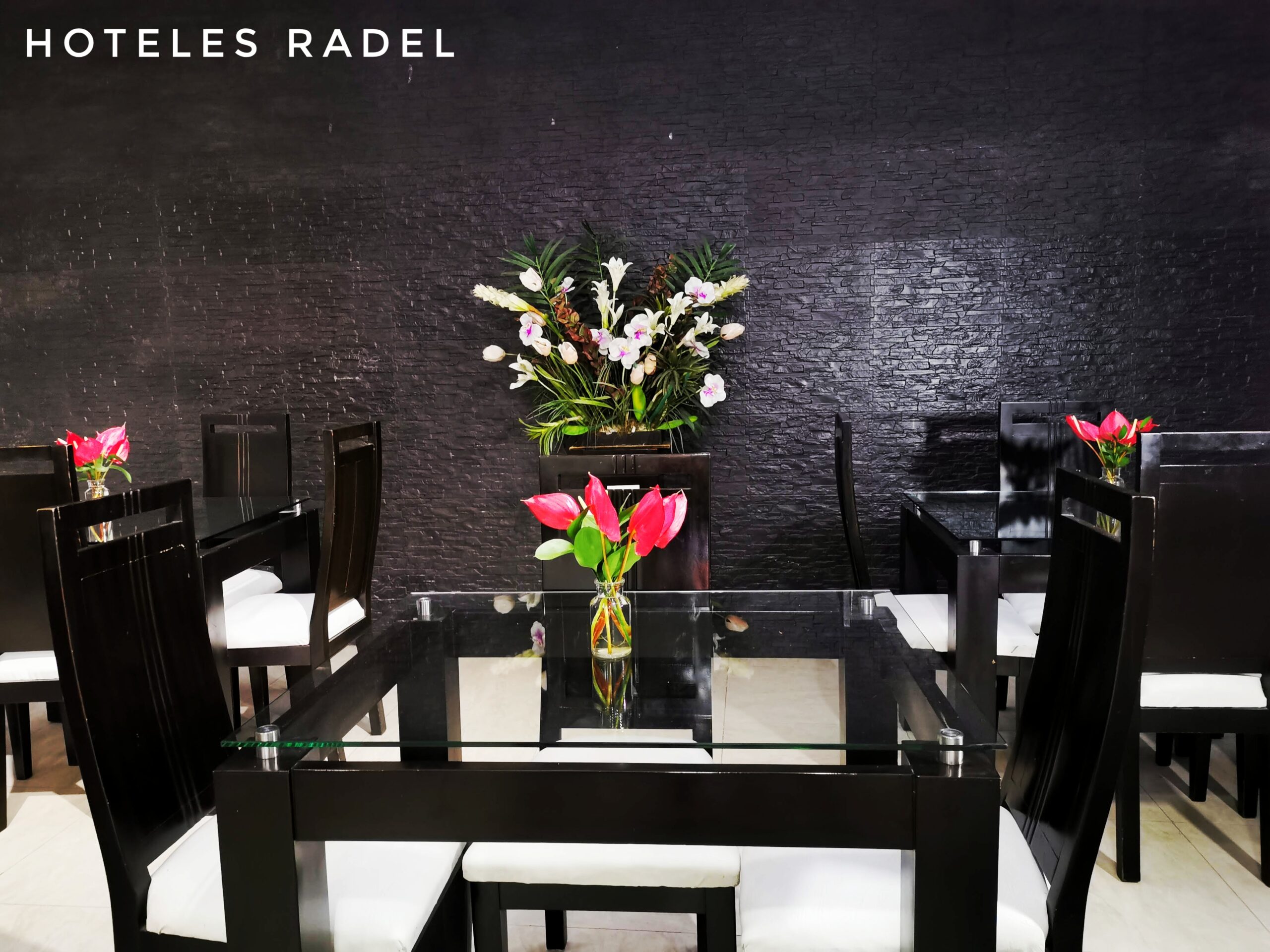 Comedor con decoración — Hotel Radel Superior