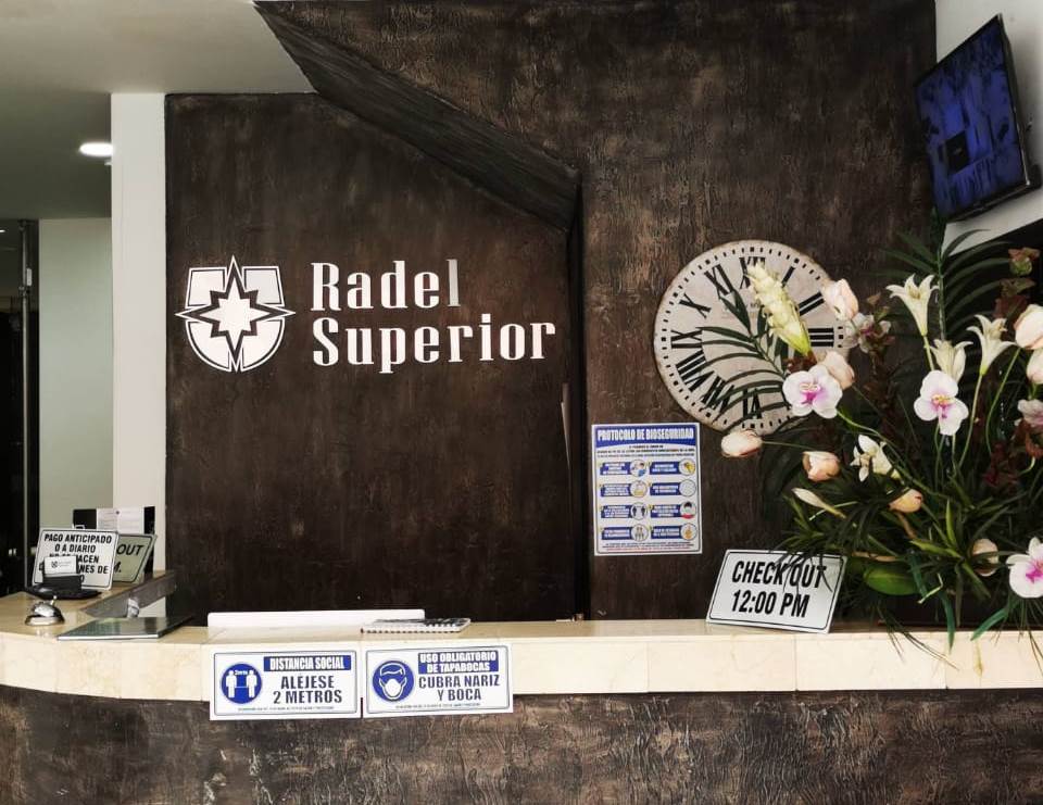 Lobby y recepción del Hotel Radel Superior