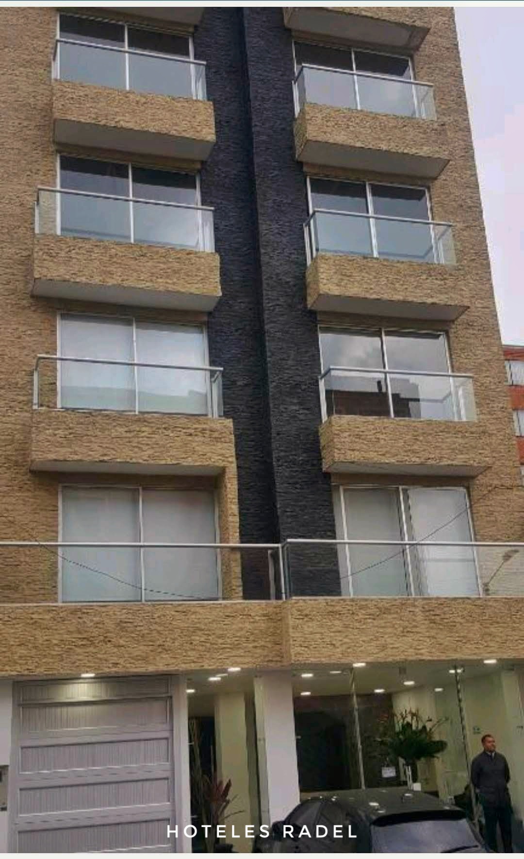 Fachada del Hotel Radel Superior en Bogotá — Atención cercana y ubicación estratégica